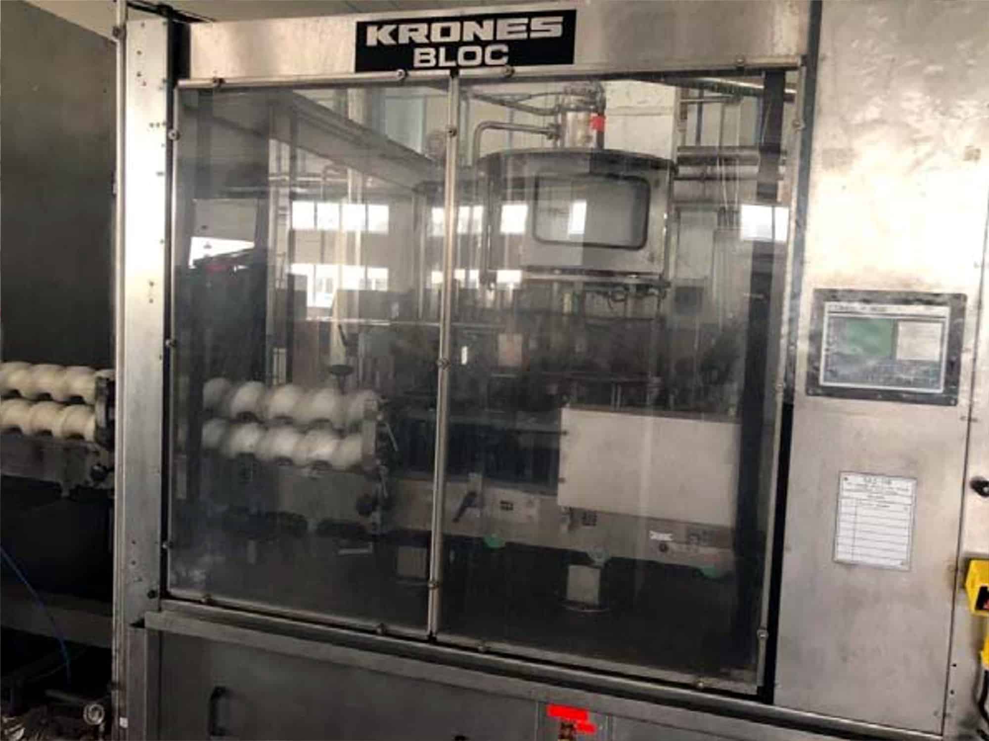 Vue de face du TriBlock de Krones (rinceuse, soutireuse, capsuleuse)
