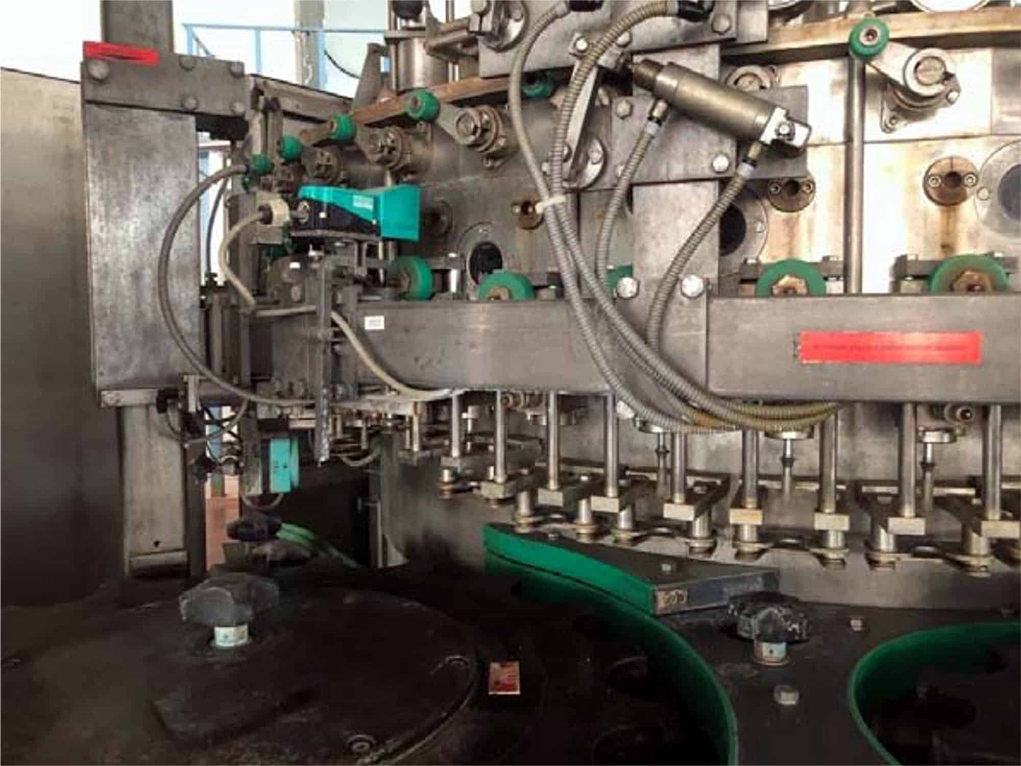 Salle de travail de Krones TriBlock (rinceuse, soutireuse, capsuleuse)